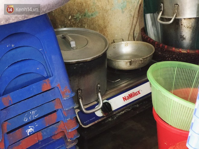 Quán bún ốc cô Thêm nổi tiếng Hà Nội bị tố pha nước dùng mất vệ sinh, chủ quán lên tiếng: 4 đời nhà tôi bán chả làm sao... - Ảnh 7.