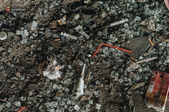 Ống kim tiêm còn dính máu tươi và rác thải bốc mùi hôi thối dưới gầm đường sắt trên cao Cát Linh - Hà Đông - Ảnh 5.