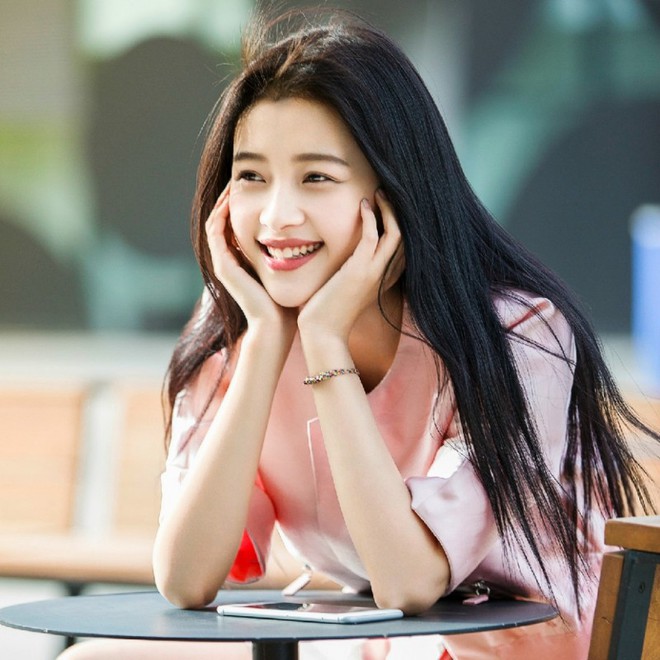 Nữ thần Kim Ưng 2018: Địch Lệ Nhiệt Ba và Quan Hiểu Đồng cùng là ứng cử viên sáng giá - Ảnh 12. Nữ thần Kim Ưng 2018: Địch Lệ Nhiệt Ba và Quan Hiểu Đồng cùng là ứng cử viên sáng giá - Ảnh 12.