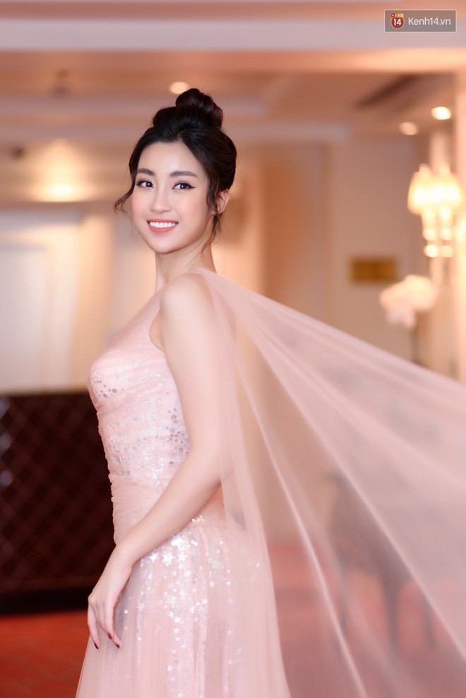 Sau khi lọt Top Hoa hậu đẹp nhất năm 2017, Mỹ Linh gây chú ý với nhan sắc mong manh như công chúa tại sự kiện - Ảnh 4.