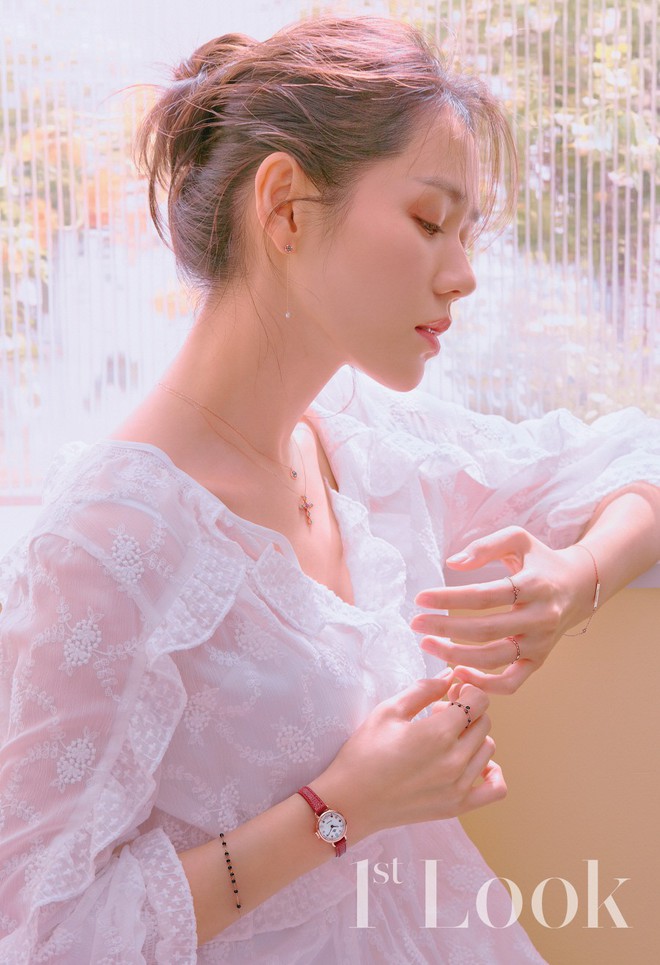 Son Ye Jin trễ nải khoe ngực lấp ló, nhưng vòng một đồ sộ của chị đẹp biến đâu mất rồi? - Ảnh 4. Son Ye Jin trễ nải khoe ngực lấp ló, nhưng vòng một đồ sộ của chị đẹp biến đâu mất rồi? - Ảnh 4.