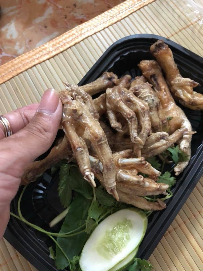 Đang cơn đói đêm, mẹ trẻ đặt mua chân gà chiên mắm, nào ngờ đụng ngay quả xương gà nguyên móng sợ hết hồn - Ảnh 3.
