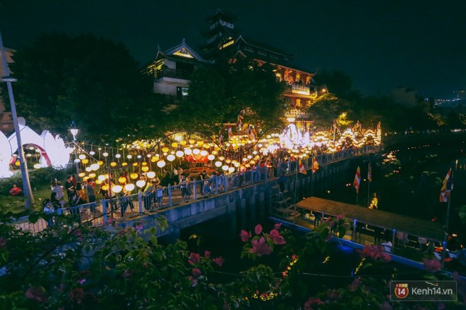 Hàng nghìn người Sài Gòn chen chân thả hoa đăng trên kênh Nhiêu Lộc mừng đại lễ Phật đản - Ảnh 3.