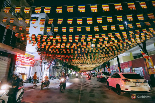 Hàng nghìn người Sài Gòn chen chân thả hoa đăng trên kênh Nhiêu Lộc mừng đại lễ Phật đản - Ảnh 17.