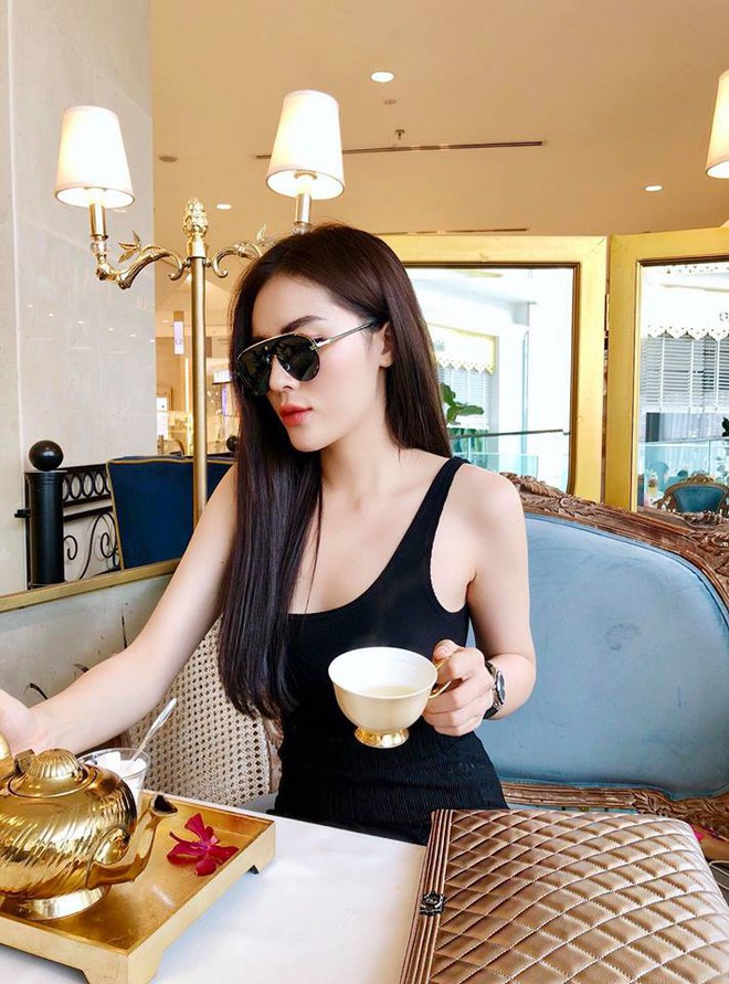 Hà Hồ một mình “chơi trội” trong street style tuần này với áo khoác cổ lông ấm áp - Ảnh 2.