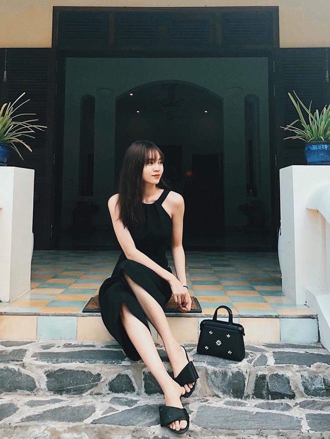 Hà Hồ một mình “chơi trội” trong street style tuần này với áo khoác cổ lông ấm áp - Ảnh 14.