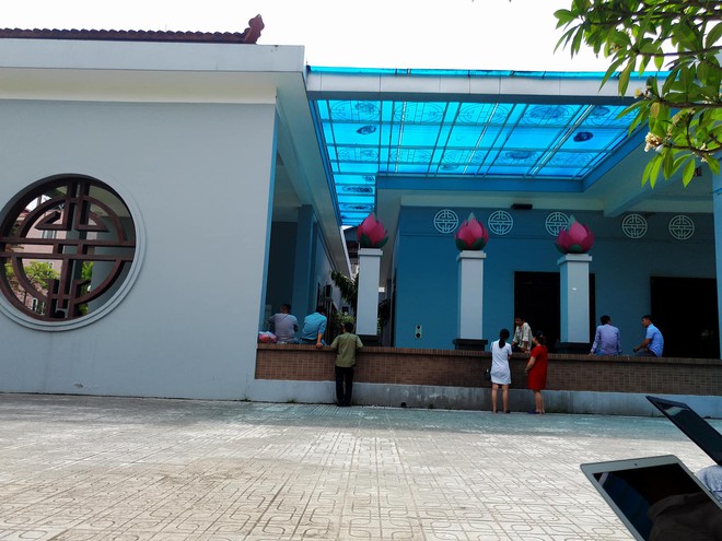 Chồng của 3 mẹ con tử vong do xe tải lùi phải: Sao ông trời lại cướp mất vợ con tôi đi trong giây lát như thế - Ảnh 1.