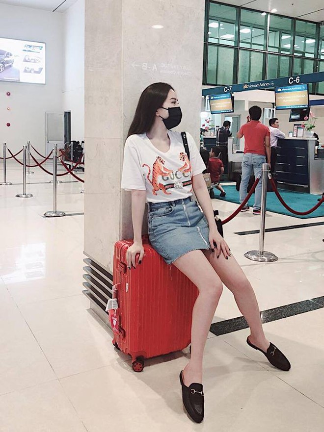 Hà Hồ một mình “chơi trội” trong street style tuần này với áo khoác cổ lông ấm áp - Ảnh 13.