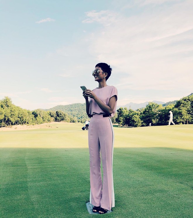 Hà Hồ một mình “chơi trội” trong street style tuần này với áo khoác cổ lông ấm áp - Ảnh 6.