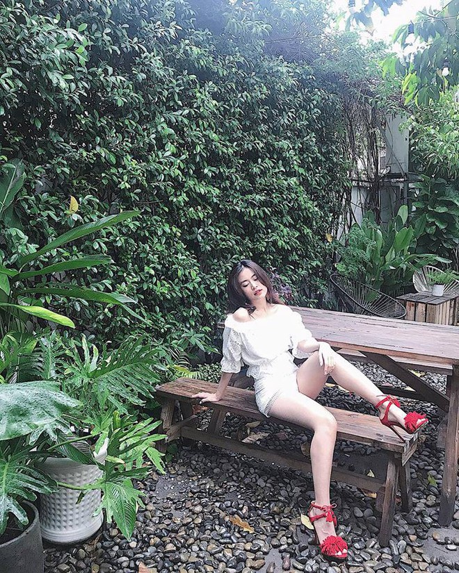 Hà Hồ một mình “chơi trội” trong street style tuần này với áo khoác cổ lông ấm áp - Ảnh 12.