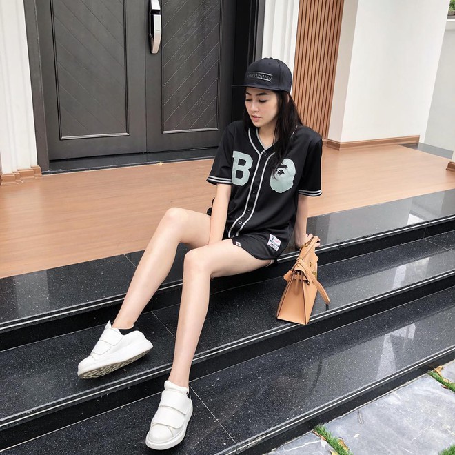 Hà Hồ một mình “chơi trội” trong street style tuần này với áo khoác cổ lông ấm áp - Ảnh 9.