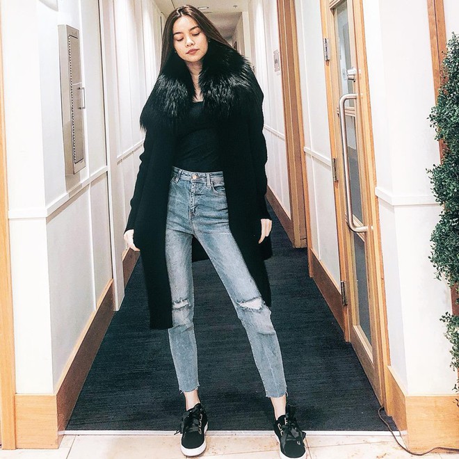Hà Hồ một mình “chơi trội” trong street style tuần này với áo khoác cổ lông ấm áp - Ảnh 4.