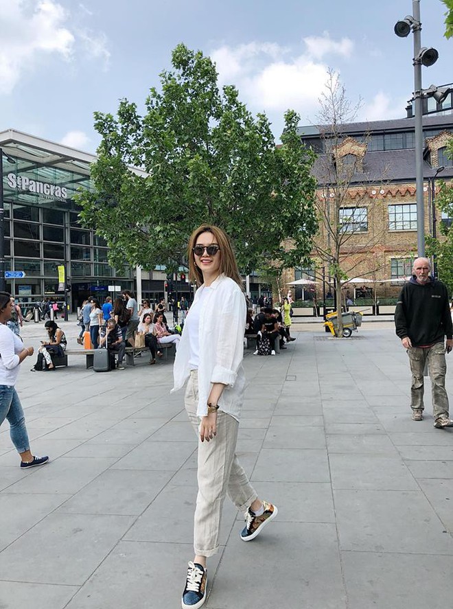 Hà Hồ một mình “chơi trội” trong street style tuần này với áo khoác cổ lông ấm áp - Ảnh 11.