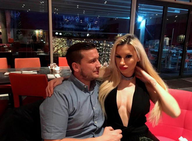 Nhìn ảnh tự sướng của bạn thân, cô gái lập tức gọi cảnh sát và giải cứu bạn sau 21 giờ kinh hoàng - Ảnh 1.