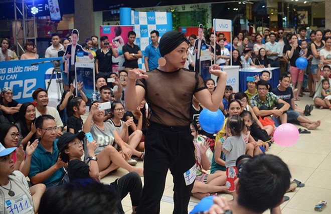 Tại Việt Nam, vòng casting của các TV Show thường kiêm luôn chức năng của lễ hội... mặc dị - Ảnh 15.