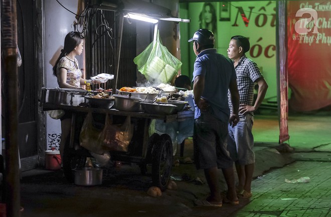 3 quán chè, bánh bán đến rất khuya cho những người hảo ngọt lại mê ăn đêm ở Sài Gòn - Ảnh 1.