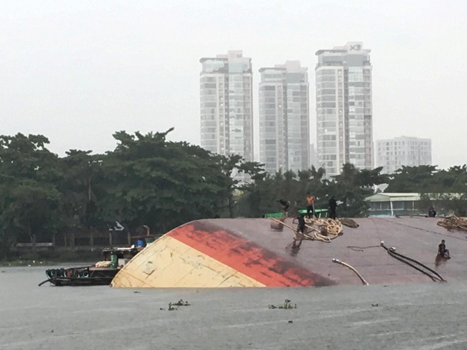 Sà lan 1.200 tấn lật úp giữa sông Sài Gòn trong mưa gió, lực lượng chức năng đang tích cực ứng cứu - Ảnh 1.