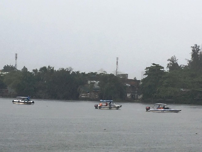 Sà lan 1.200 tấn lật úp giữa sông Sài Gòn trong mưa gió, lực lượng chức năng đang tích cực ứng cứu - Ảnh 2.