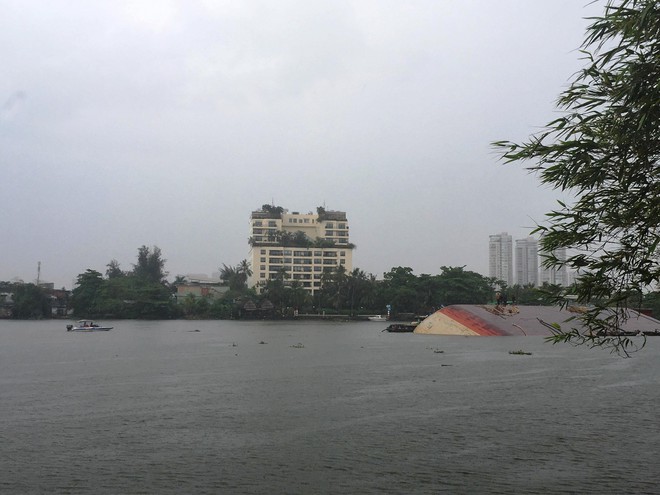 Sà lan 1.200 tấn lật úp giữa sông Sài Gòn trong mưa gió, lực lượng chức năng đang tích cực ứng cứu - Ảnh 3.