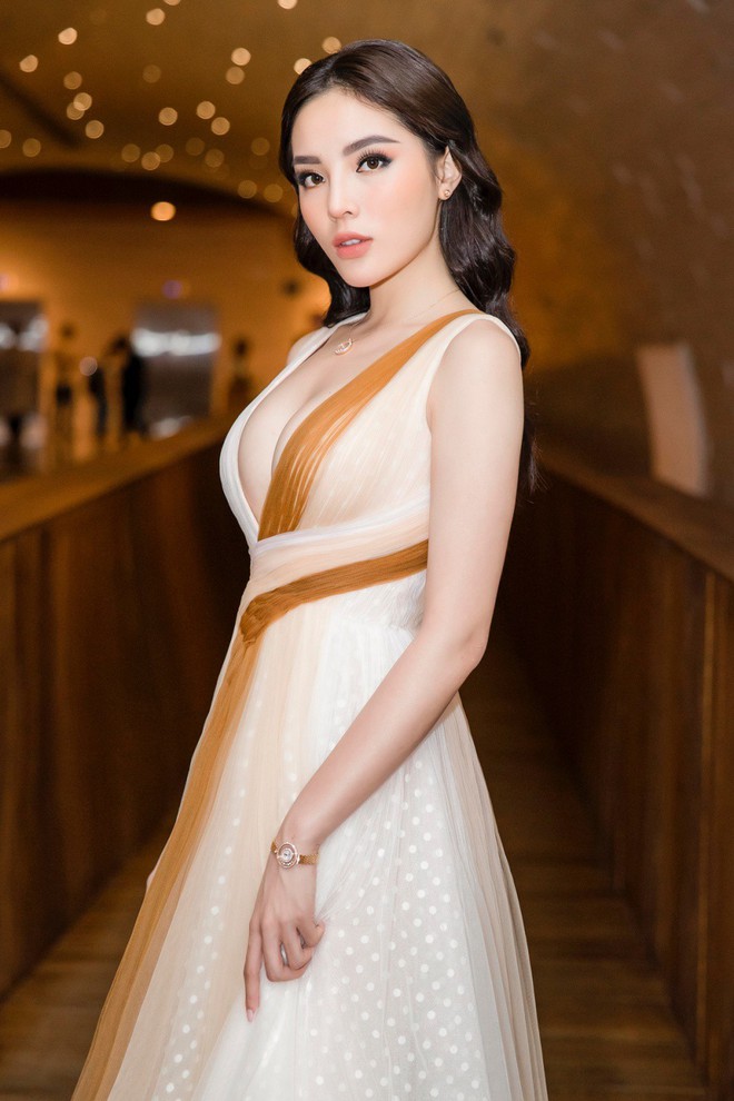 Kỳ Duyên táo bạo khoe vòng 1 gợi cảm với váy xẻ sexy - Ảnh 5. Kỳ Duyên táo bạo khoe vòng 1 gợi cảm với váy xẻ sexy - Ảnh 5.