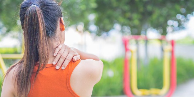 5 nguyên nhân gây đau vai gáy luôn rình rập bạn trong cuộc sống hàng ngày và cách xử lý - Ảnh 1.