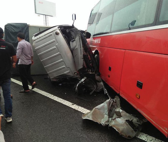 Tai nạn liên hoàn trên cao tốc TP.HCM - Trung lương, 1 người tử vong, 1 người bị thương nặng - Ảnh 2.