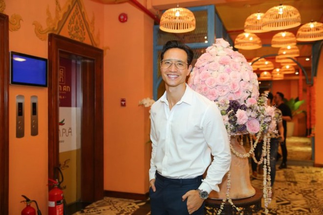 Nam tính ngời ngời, nhưng Kim Lý lại đụng hàng hết áo phông đến kính mắt với Kỳ Duyên - Ảnh 3. Nam tính ngời ngời, nhưng Kim Lý lại đụng hàng hết áo phông đến kính mắt với Kỳ Duyên - Ảnh 3.