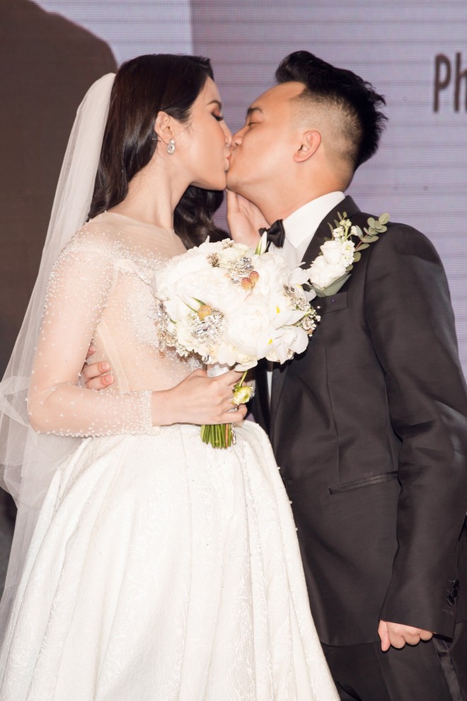 Đám cưới Diệp Lâm Anh: Cô dâu lộ vòng 2 to bất thường, cùng chú rể trao nhau nụ hôn đắm đuối  - Ảnh 6.