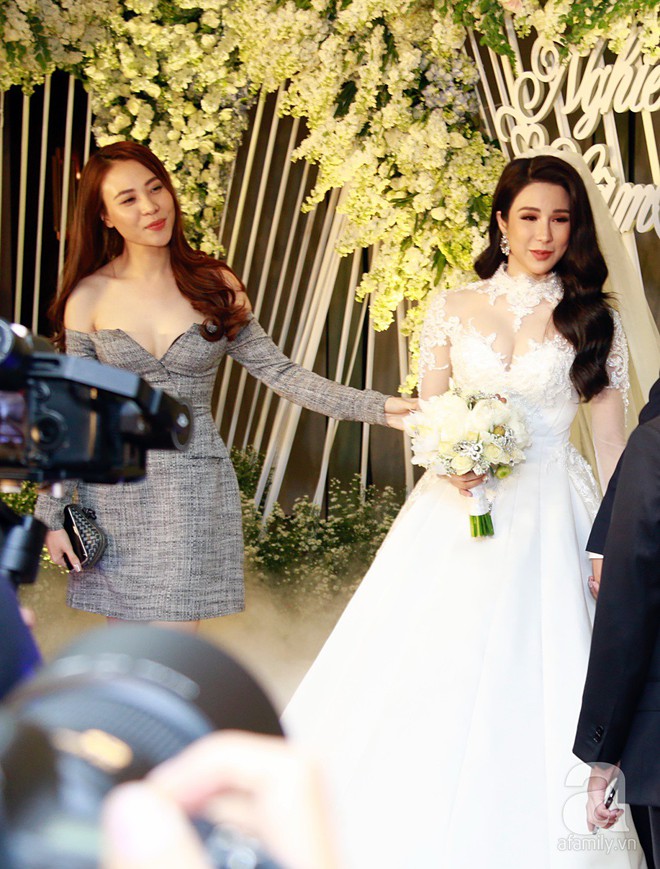 Cường Đô La - Đàm Thu Trang ngại ngần tránh né ống kính phóng viên khi xuất hiện cùng nhau tại đám cưới Diệp Lâm Anh - Ảnh 2.