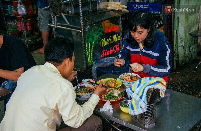 Quán bún riêu 30 năm tuổi ở vỉa hè Sài Gòn có gì hấp dẫn mà Trường Giang trở thành khách quen lâu năm? - Ảnh 3.