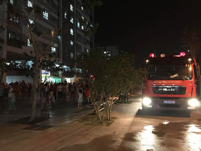 Cháy tại chung cư Hồng Hà Eco City, hàng trăm cư dân hoảng loạn tháo chạy - Ảnh 7.