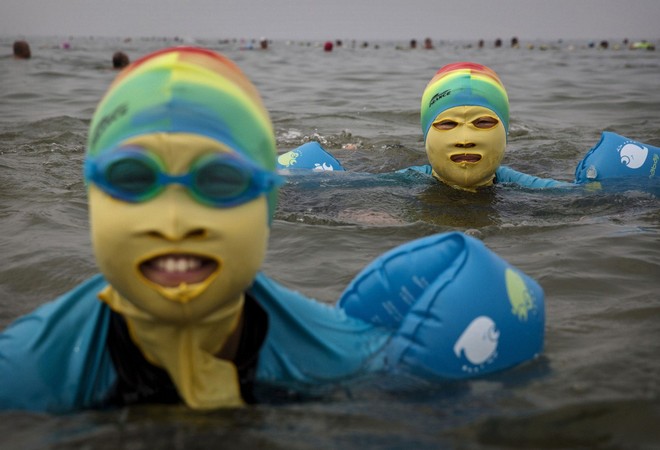 Ninja biển khơi - kiểu thời trang phá ngang thời tiết của chị em khi đi biển mùa hè khiến ai cũng phải phì cười - Ảnh 8.