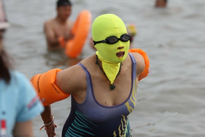 Ninja biển khơi - kiểu thời trang phá ngang thời tiết của chị em khi đi biển mùa hè khiến ai cũng phải phì cười - Ảnh 12.