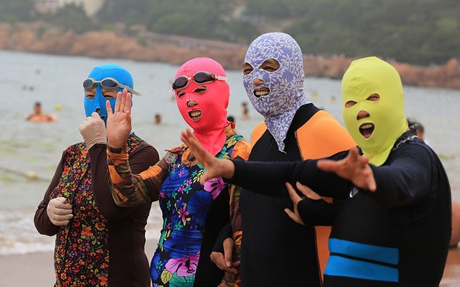 Ninja biển khơi - kiểu thời trang phá ngang thời tiết của chị em khi đi biển mùa hè khiến ai cũng phải phì cười - Ảnh 1.