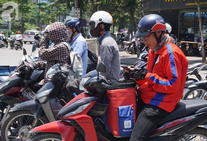 Hà Nội trải qua ngày nắng nóng gắt nhất từ đầu mùa, người dân bịt kín mít khi ra đường - Ảnh 3.
