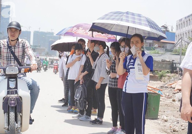 Hà Nội trải qua ngày nắng nóng gắt nhất từ đầu mùa, người dân bịt kín mít khi ra đường - Ảnh 14.