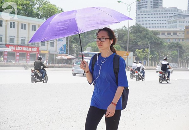 Hà Nội trải qua ngày nắng nóng gắt nhất từ đầu mùa, người dân bịt kín mít khi ra đường - Ảnh 13.