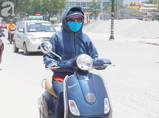 Hà Nội trải qua ngày nắng nóng gắt nhất từ đầu mùa, người dân bịt kín mít khi ra đường - Ảnh 6.