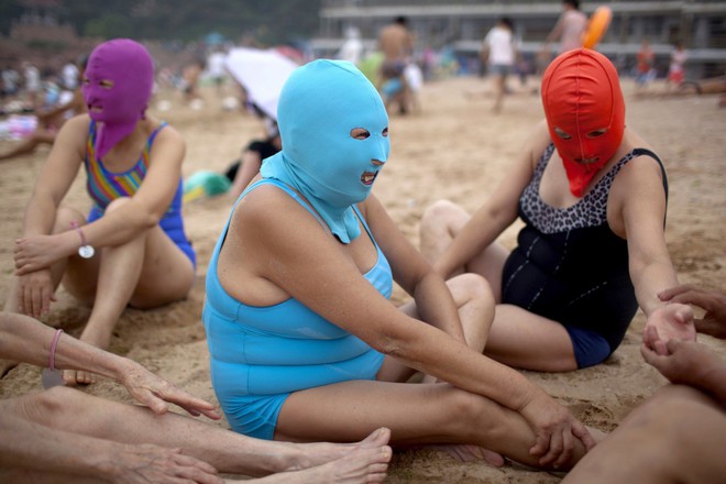 Ninja biển khơi - kiểu thời trang phá ngang thời tiết của chị em khi đi biển mùa hè khiến ai cũng phải phì cười - Ảnh 9.