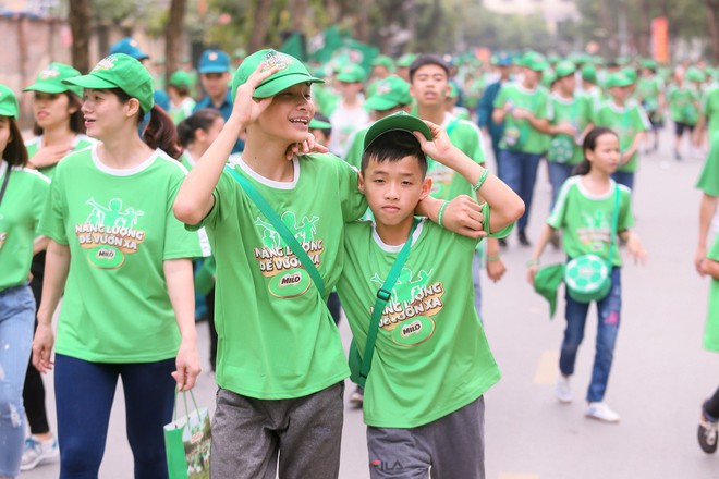 Bố con Hồng Đăng khuấy động Ngày hội đi bộ cực hoành tráng với gần 20.000 em nhỏ - Ảnh 4.