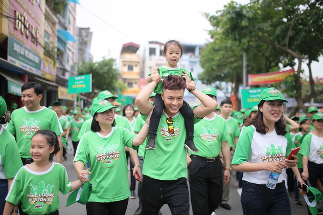 Bố con Hồng Đăng khuấy động Ngày hội đi bộ cực hoành tráng với gần 20.000 em nhỏ - Ảnh 5.