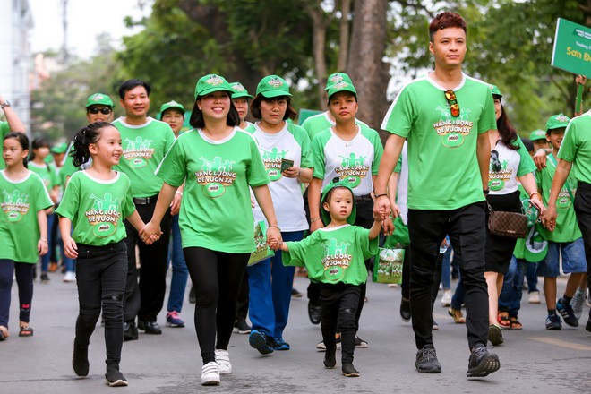 Bố con Hồng Đăng khuấy động Ngày hội đi bộ cực hoành tráng với gần 20.000 em nhỏ - Ảnh 6.
