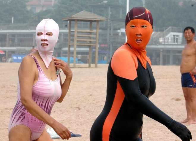 Ninja biển khơi - kiểu thời trang phá ngang thời tiết của chị em khi đi biển mùa hè khiến ai cũng phải phì cười - Ảnh 2.