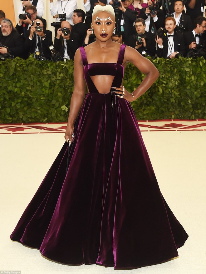 Đủ mọi sắc thái từ hở bạo, rườm rà đến... đáng sợ trên thảm đỏ Met Gala 2018 - Ảnh 9.