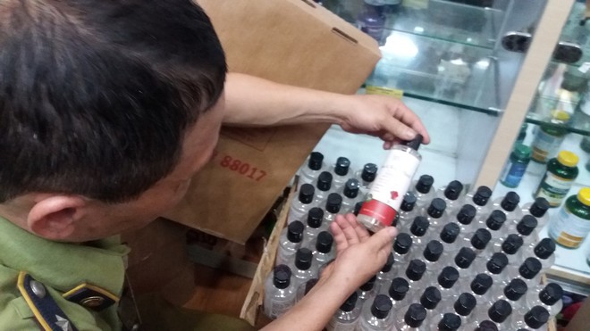 Hà Nội: Đột nhập kho hàng mỹ phẩm không chứng từ, phát hiện 5.000 sản phẩm thực phẩm chức năng hết hạn - Ảnh 11. Hà Nội: Đột nhập kho hàng mỹ phẩm không chứng từ, phát hiện 5.000 sản phẩm thực phẩm chức năng hết hạn - Ảnh 11.