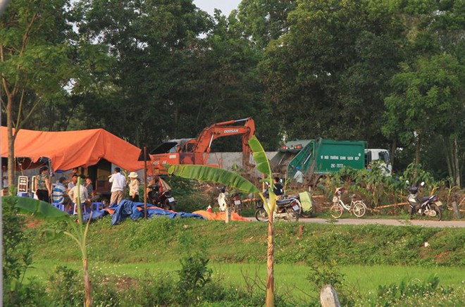 Hà Nội: Dân dựng lều, chặn đường ngăn xe đưa rác vào bãi tập kết gây ô nhiễm - Ảnh 10.
