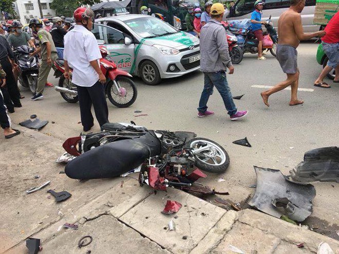 Clip kinh hoàng: Ô tô đột ngột chuyển làn, hất tung người đi xe máy bên đường ở Đồng Nai - Ảnh 3. Clip kinh hoàng: Ô tô đột ngột chuyển làn, hất tung người đi xe máy bên đường ở Đồng Nai - Ảnh 3.
