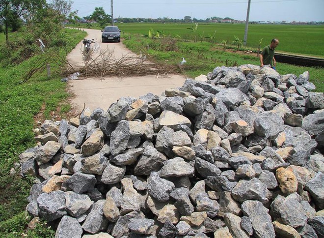 Hà Nội: Dân dựng lều, chặn đường ngăn xe đưa rác vào bãi tập kết gây ô nhiễm - Ảnh 7.