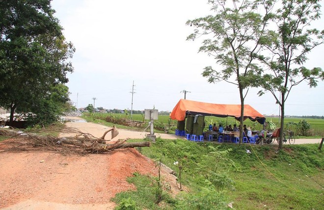 Hà Nội: Dân dựng lều, chặn đường ngăn xe đưa rác vào bãi tập kết gây ô nhiễm - Ảnh 6.