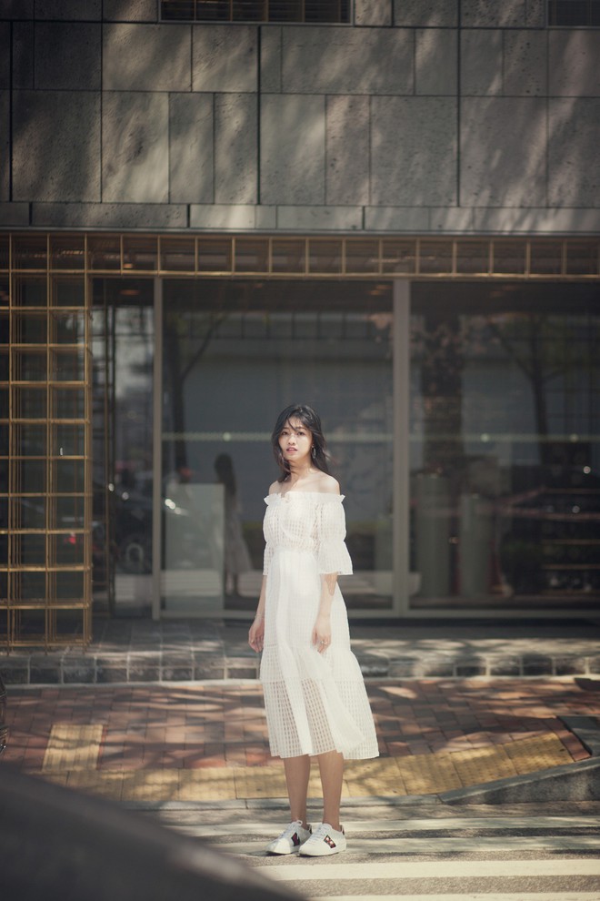 Á hậu Thanh Tú trở về đúng tuổi thật, khoe chân dài mà không cần giày cao gót trên đường phố Seoul - Ảnh 10.